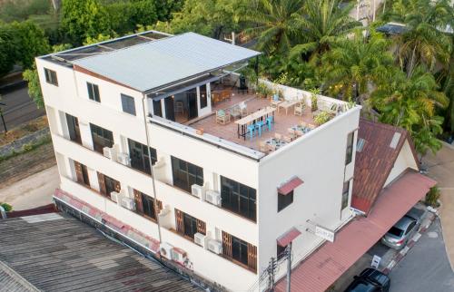 club 22 kamala suites