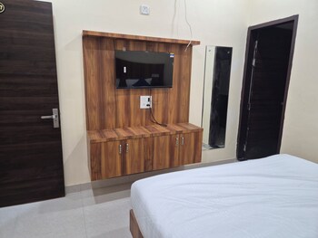 hotel rk residency near banke bihari mandir