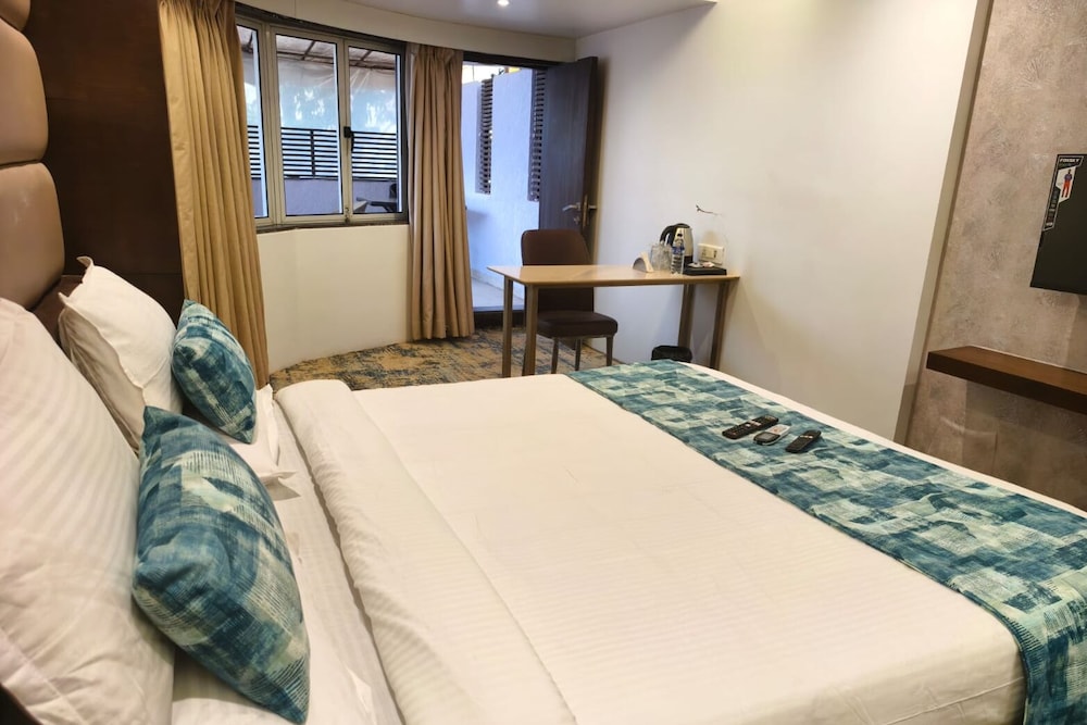 hotel dakshin grandeur