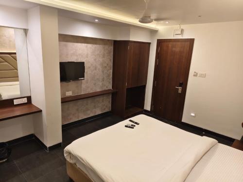 hotel dakshin grandeur