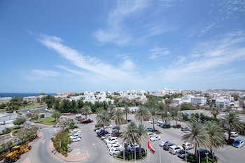 crowne plaza muscat