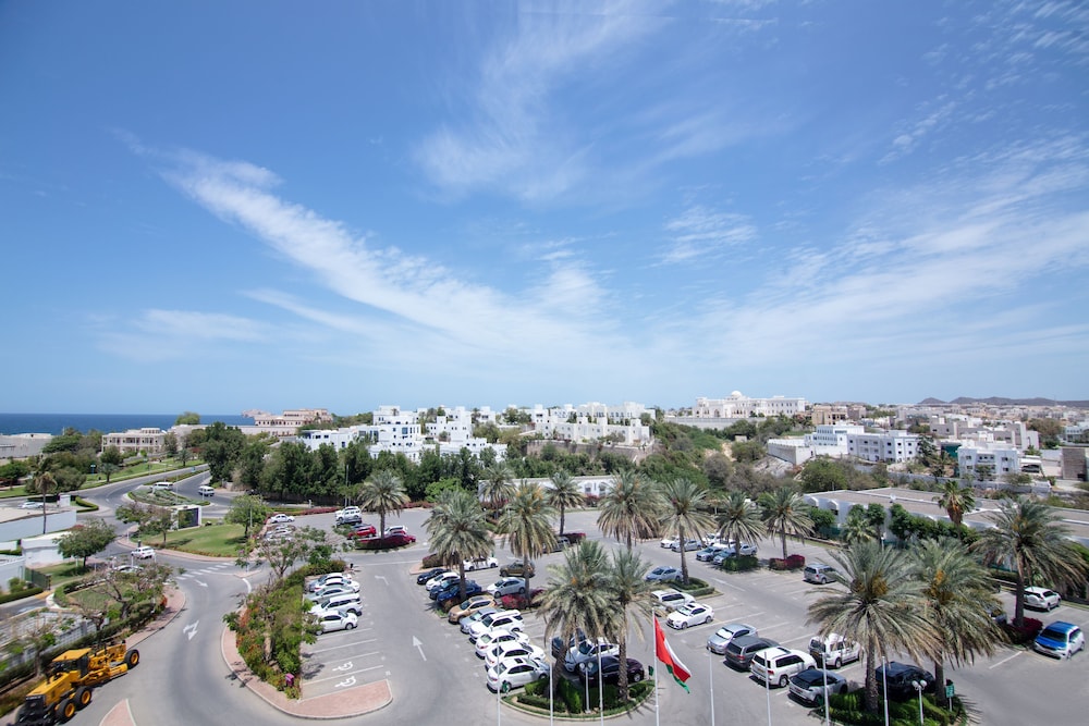 crowne plaza muscat