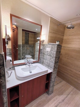 resort titli