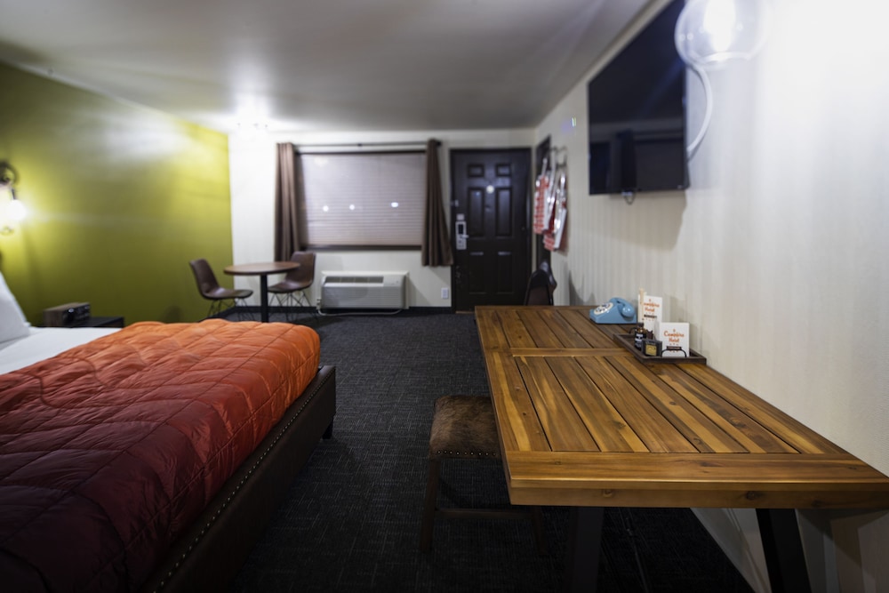 campfire hotel