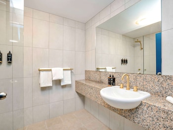 mercure cairns