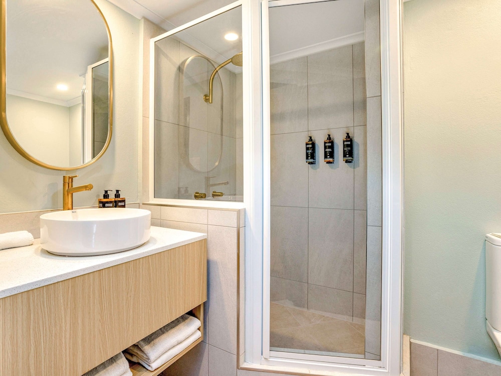 mercure cairns