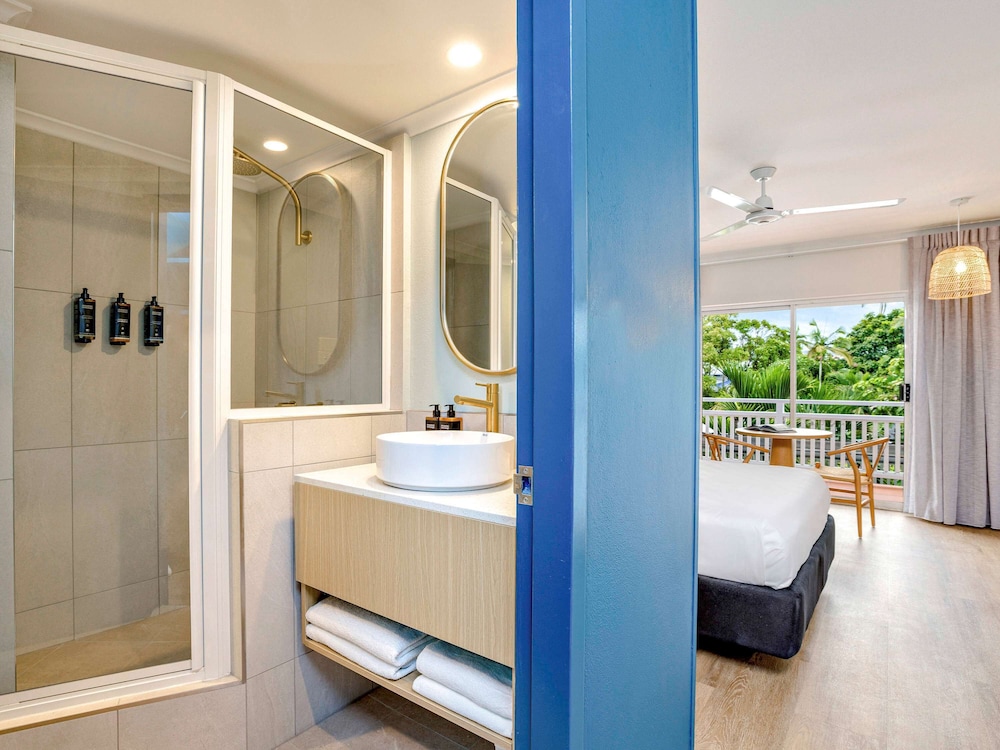 mercure cairns