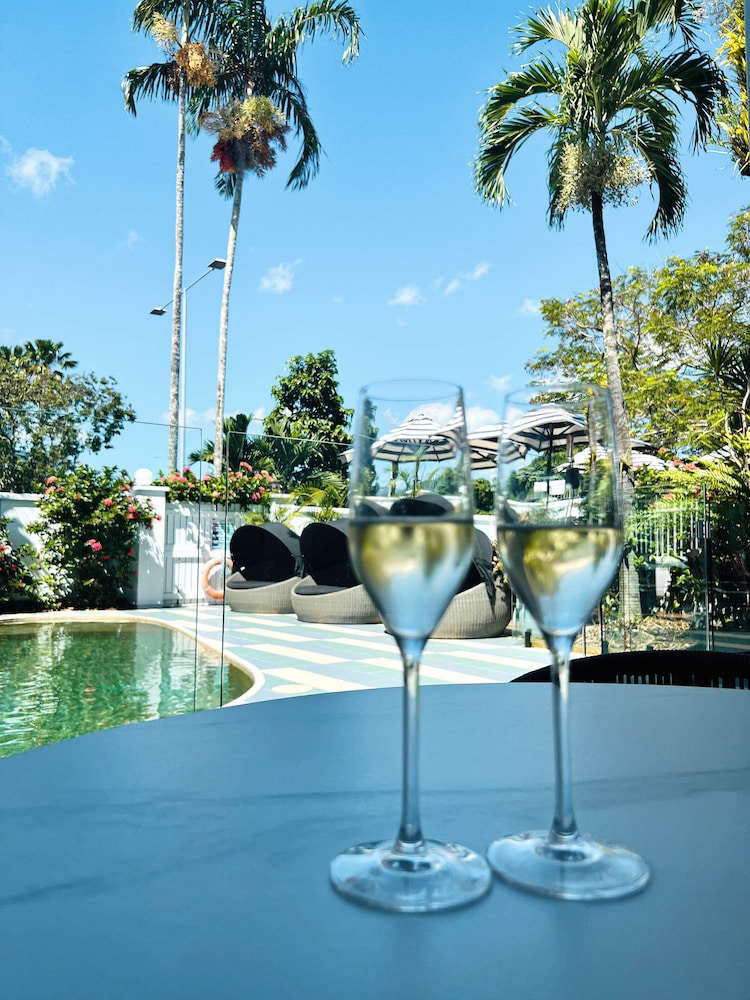 mercure cairns