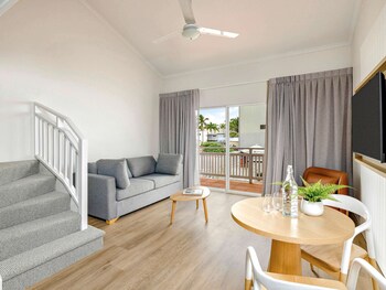 mercure cairns