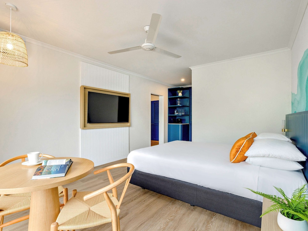 mercure cairns