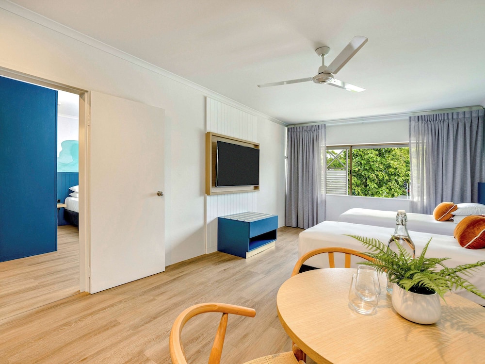 mercure cairns