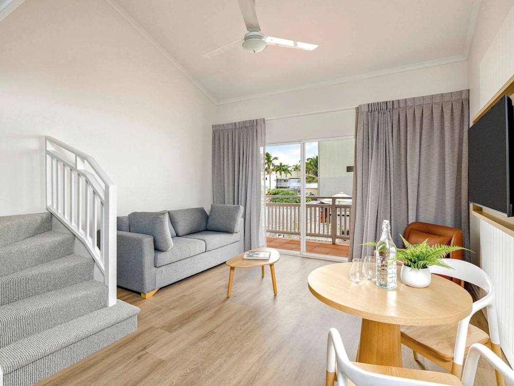 mercure cairns