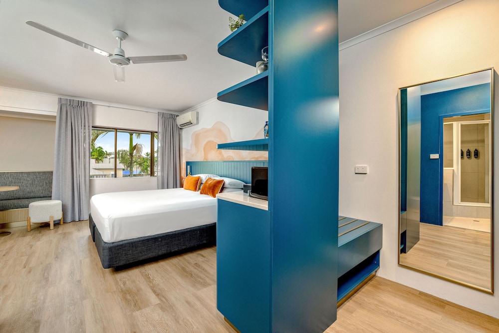 mercure cairns