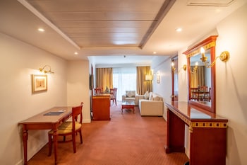 azal pyramids hotel