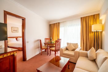 azal pyramids hotel