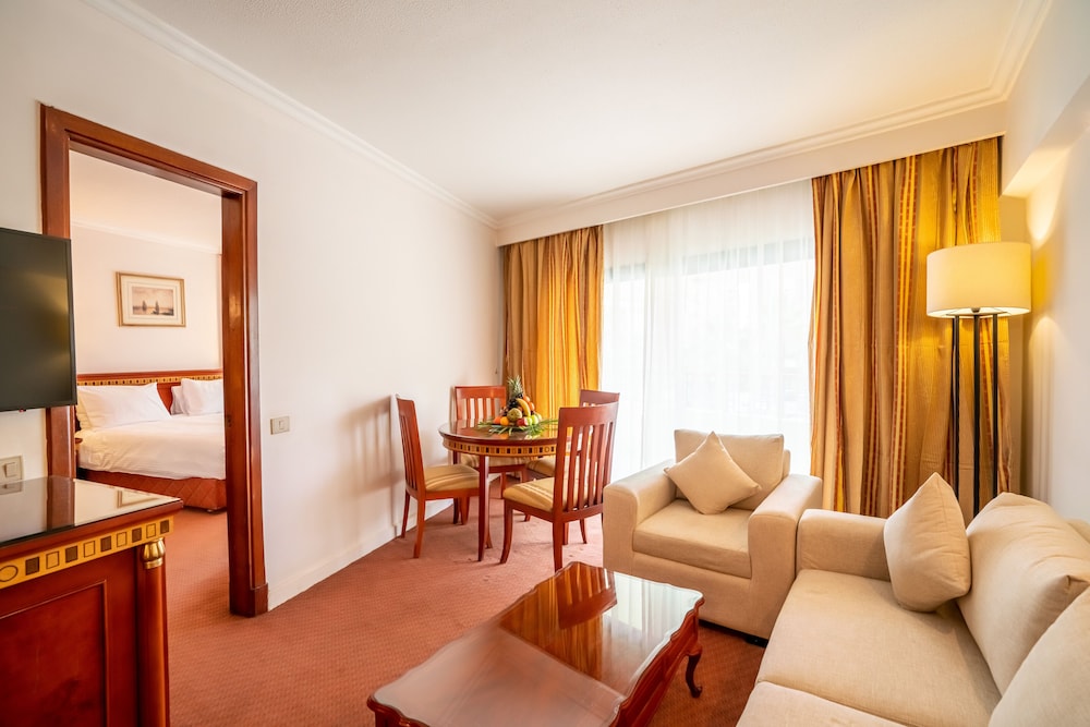 azal pyramids hotel