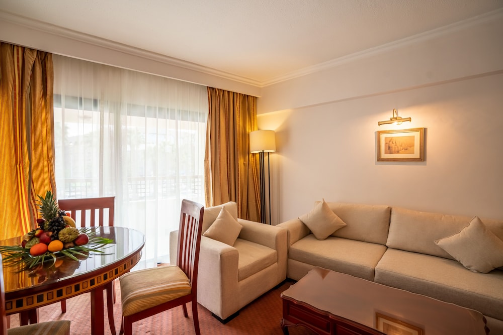 azal pyramids hotel