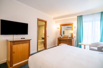 azal pyramids hotel