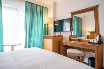 azal pyramids hotel