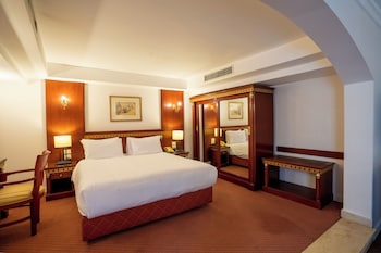 azal pyramids hotel