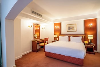 azal pyramids hotel