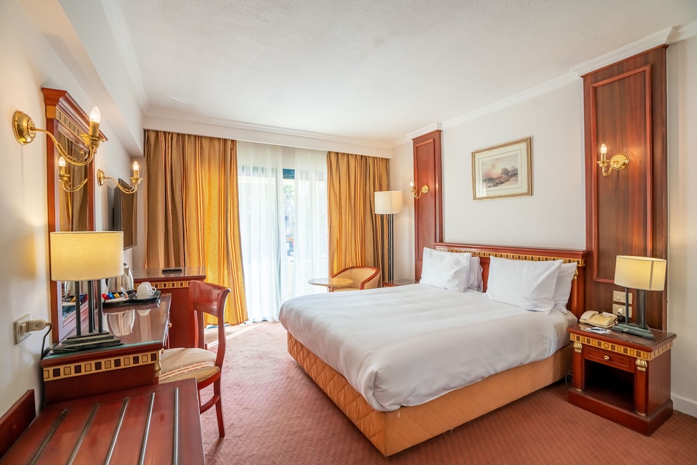 azal pyramids hotel