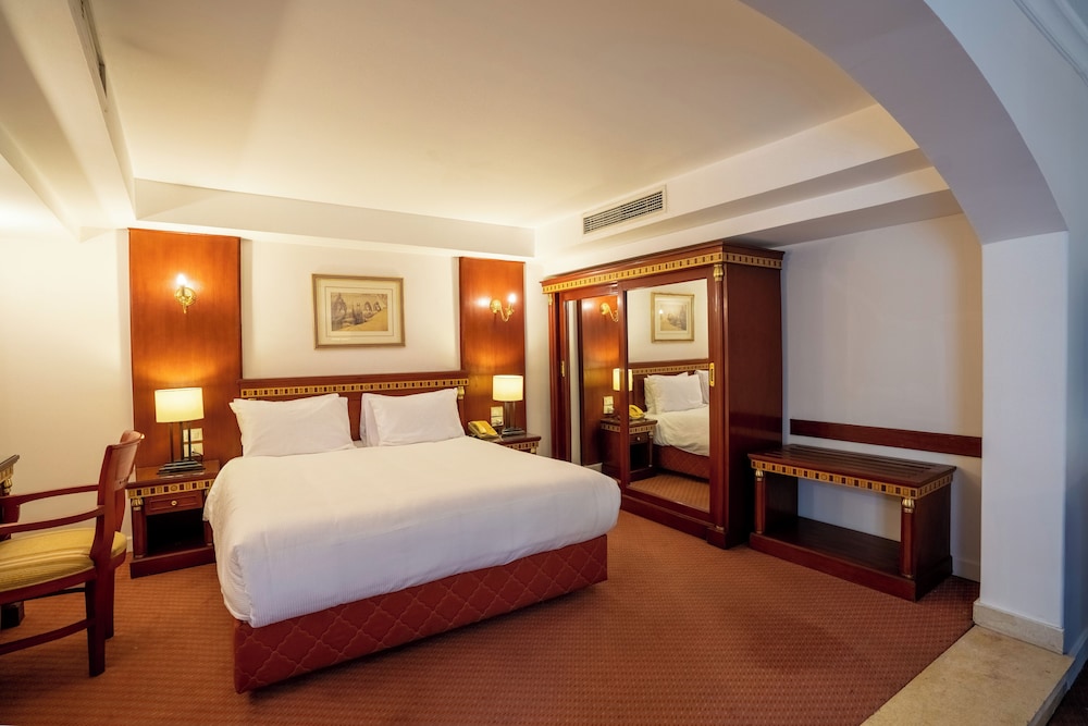azal pyramids hotel