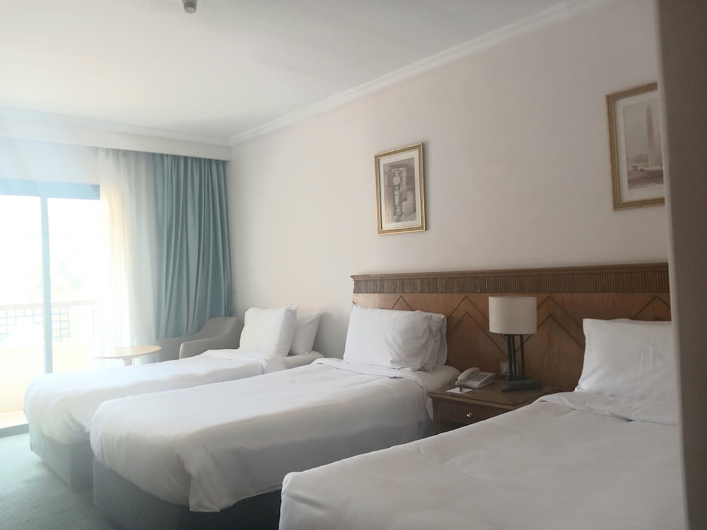 azal pyramids hotel