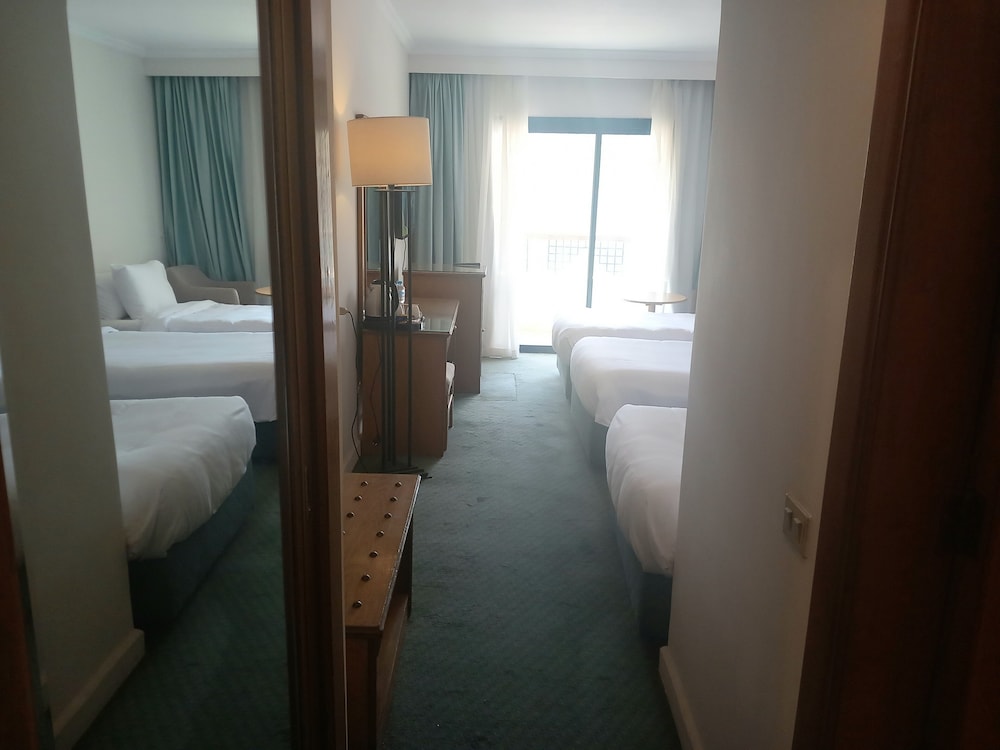 azal pyramids hotel