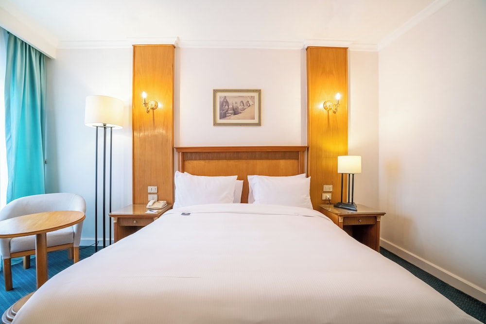 azal pyramids hotel