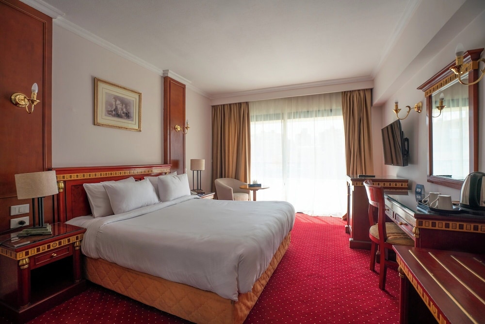azal pyramids hotel