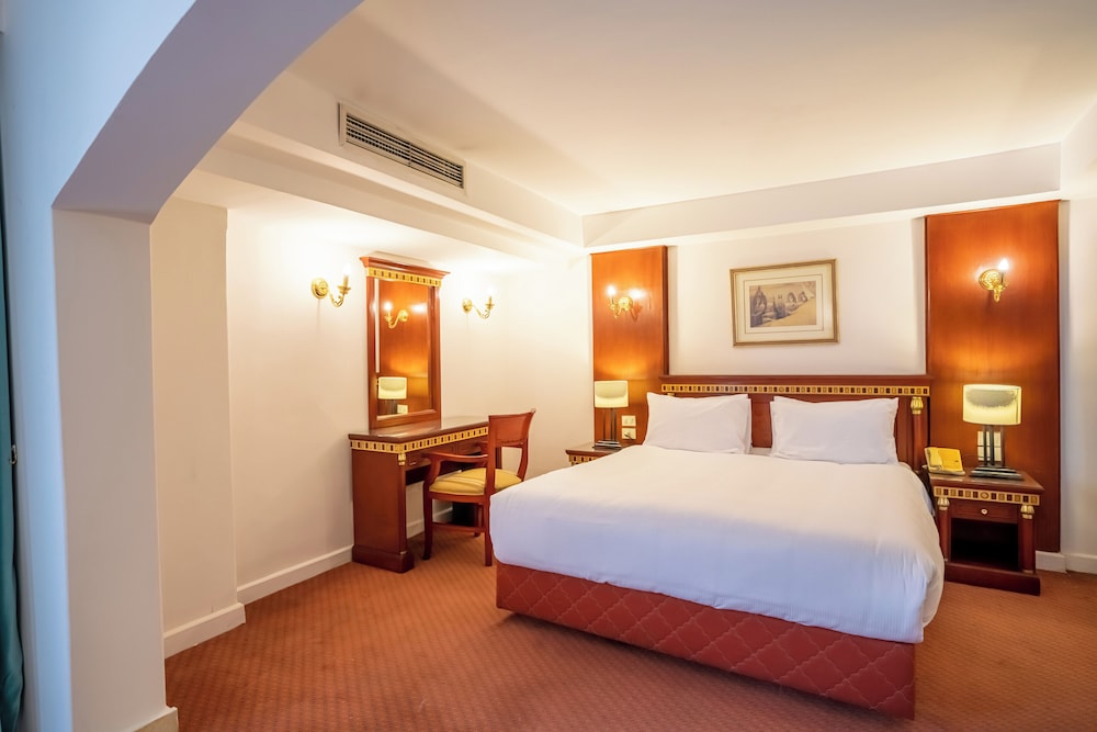azal pyramids hotel