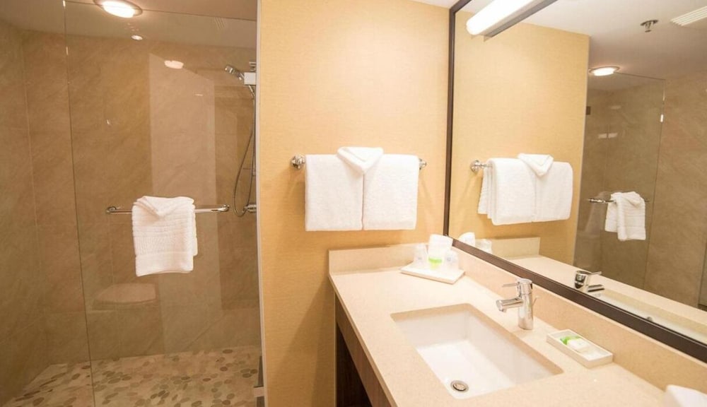 abercorn inn vancouver airport