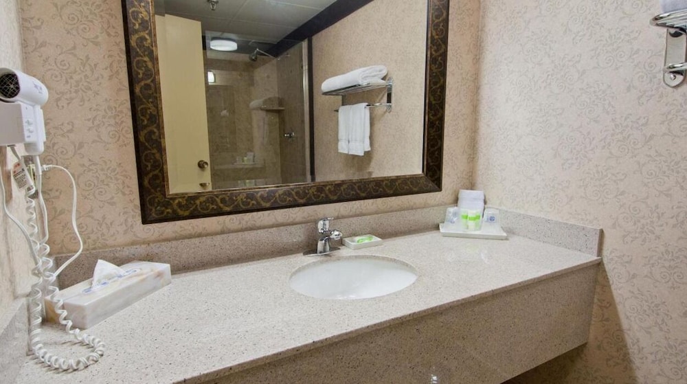 abercorn inn vancouver airport