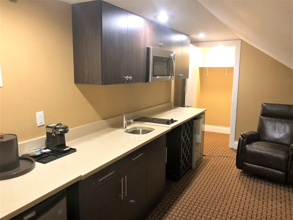 abercorn inn vancouver airport