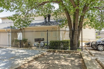 hometowne studios dallas north addison tollway