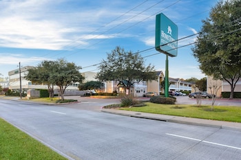 hometowne studios dallas north addison tollway