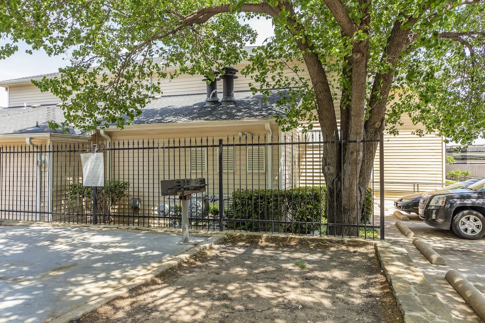 hometowne studios dallas north addison tollway