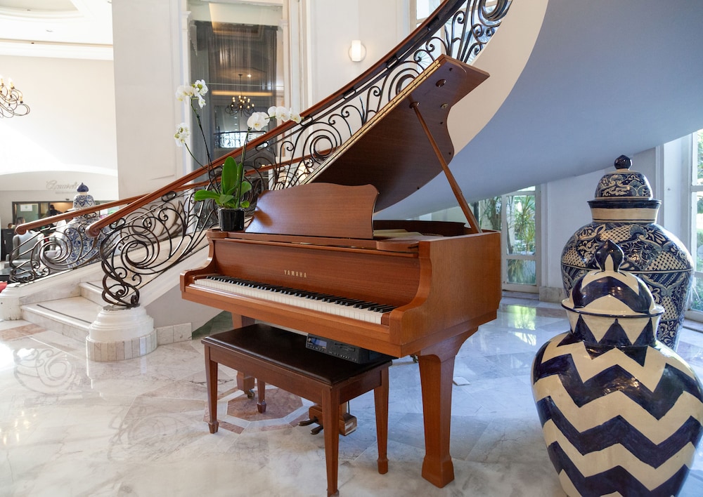 radisson plaza camelinas