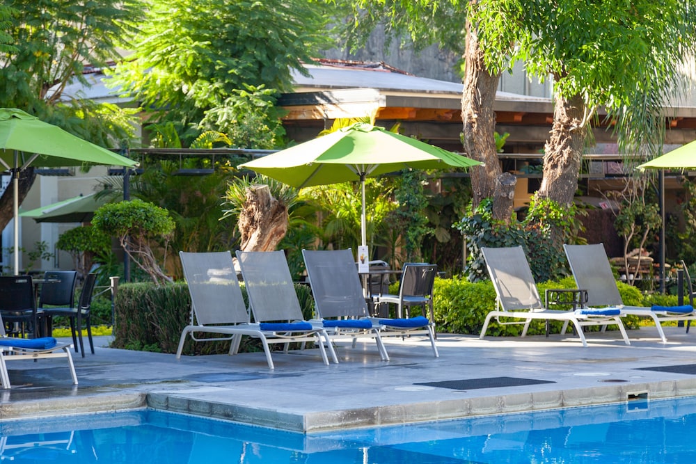 radisson plaza camelinas