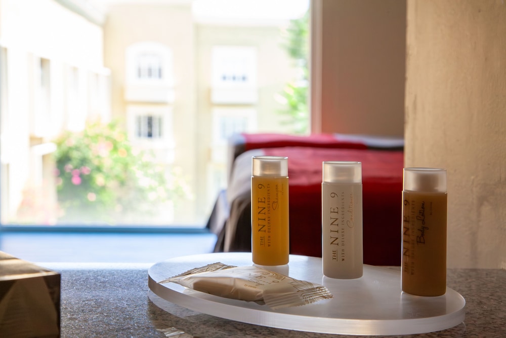 radisson plaza camelinas