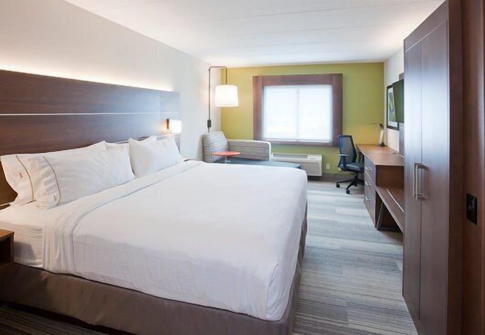 holiday inn express and suites omaha 120th and maple