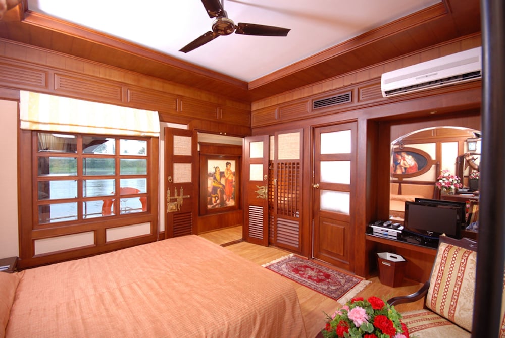 sterling lake palace alleppey
