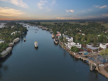 sterling lake palace alleppey