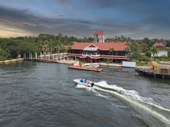 sterling lake palace alleppey