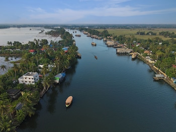 sterling lake palace alleppey