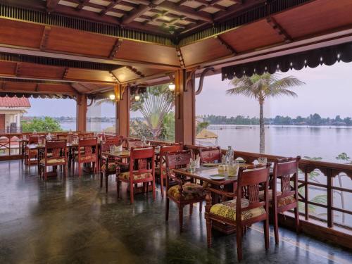 sterling lake palace alleppey