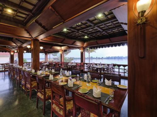 sterling lake palace alleppey