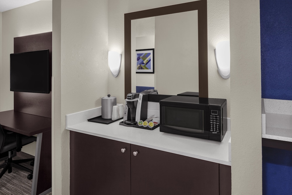 holiday inn express and suites asheville sw outlet ctr area
