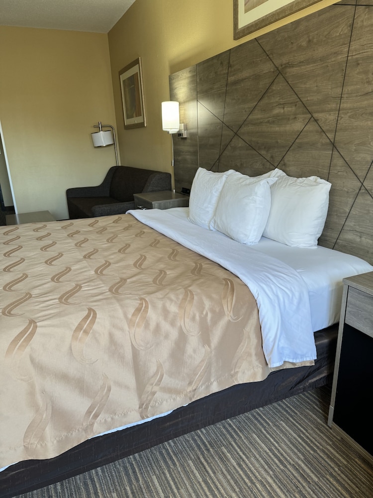 quality inn near i 72 and hwy 51